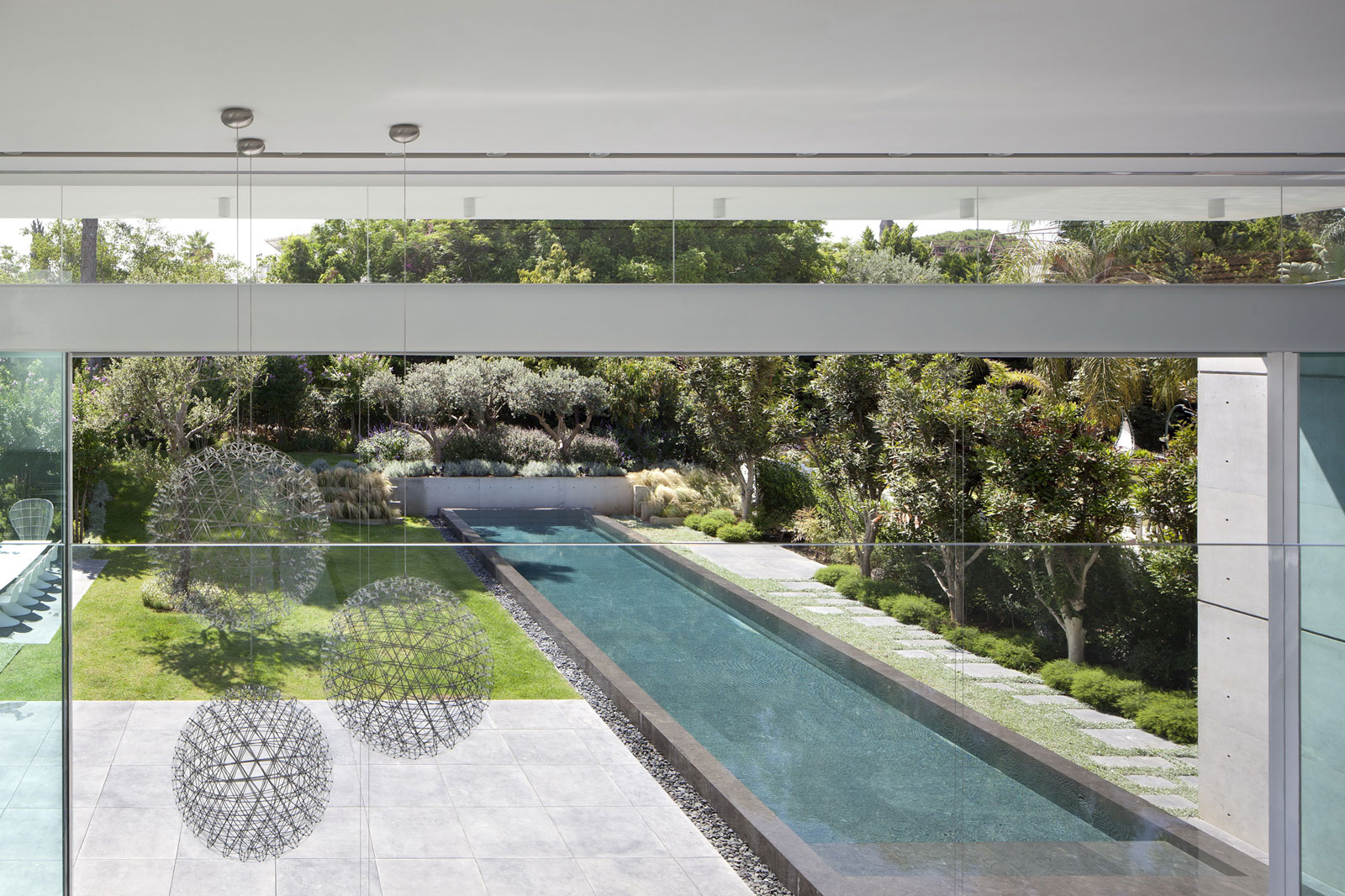 An Elegant Modern House Amid Two Courtyards with Natural Light in Ramat HaSharon by Pitsou Kedem Architects (5)