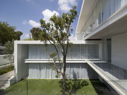 An Elegant Modern House Amid Two Courtyards with Natural Light in Ramat HaSharon by Pitsou Kedem Architects (6)