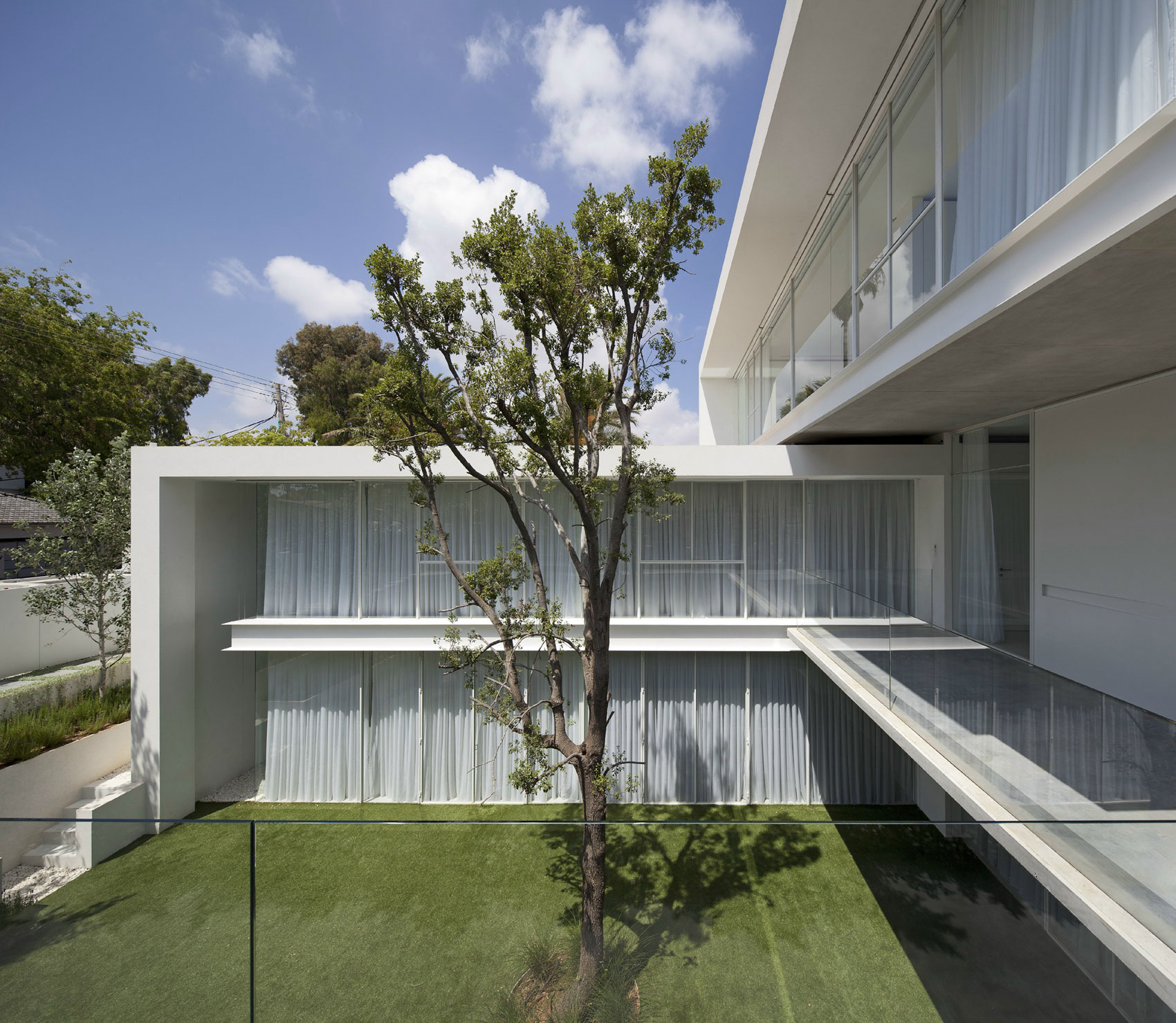 An Elegant Modern House Amid Two Courtyards with Natural Light in Ramat HaSharon by Pitsou Kedem Architects (6)