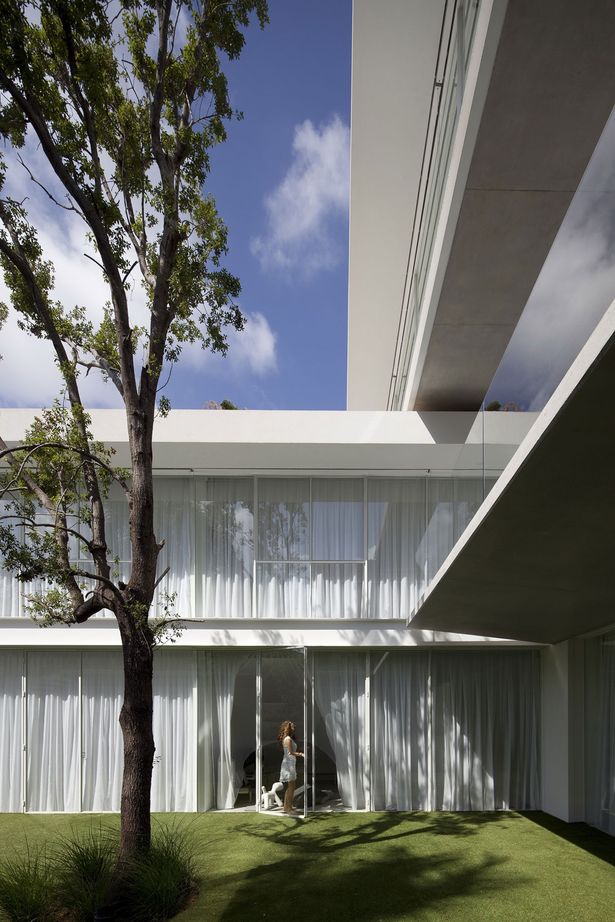 An Elegant Modern House Amid Two Courtyards with Natural Light in Ramat HaSharon by Pitsou Kedem Architects (7)