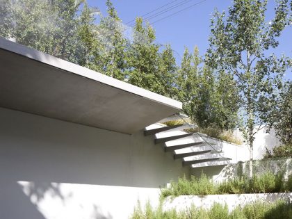 An Elegant Modern House Amid Two Courtyards with Natural Light in Ramat HaSharon by Pitsou Kedem Architects (8)