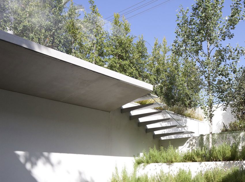 An Elegant Modern House Amid Two Courtyards with Natural Light in Ramat HaSharon by Pitsou Kedem Architects (8)