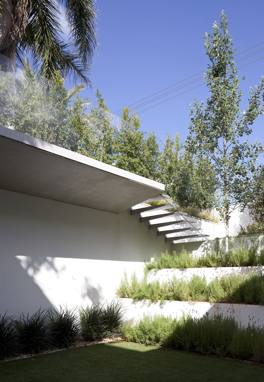 An Elegant Modern House Amid Two Courtyards with Natural Light in Ramat HaSharon by Pitsou Kedem Architects (8)