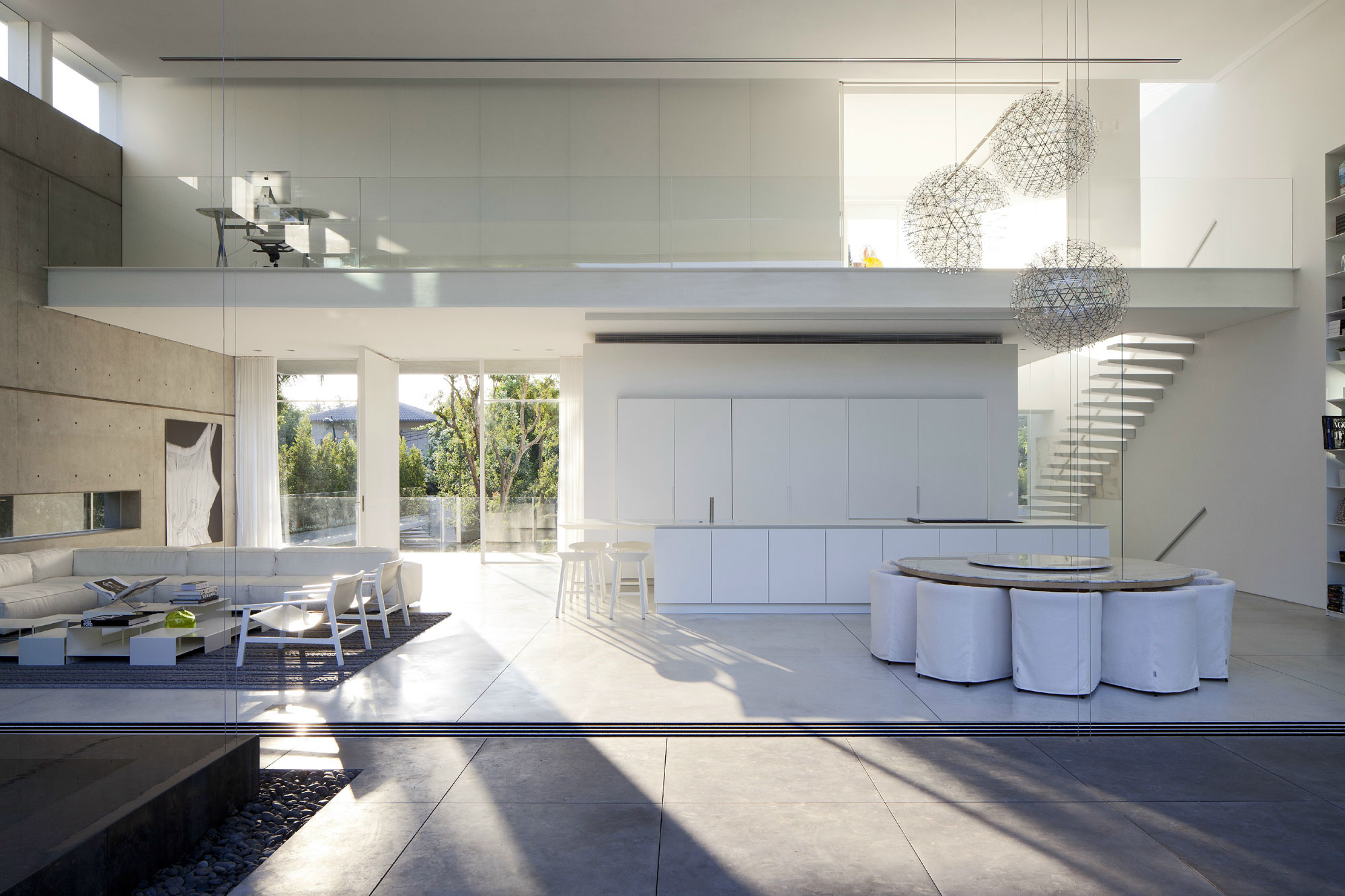 An Elegant Modern House Amid Two Courtyards with Natural Light in Ramat HaSharon by Pitsou Kedem Architects (9)