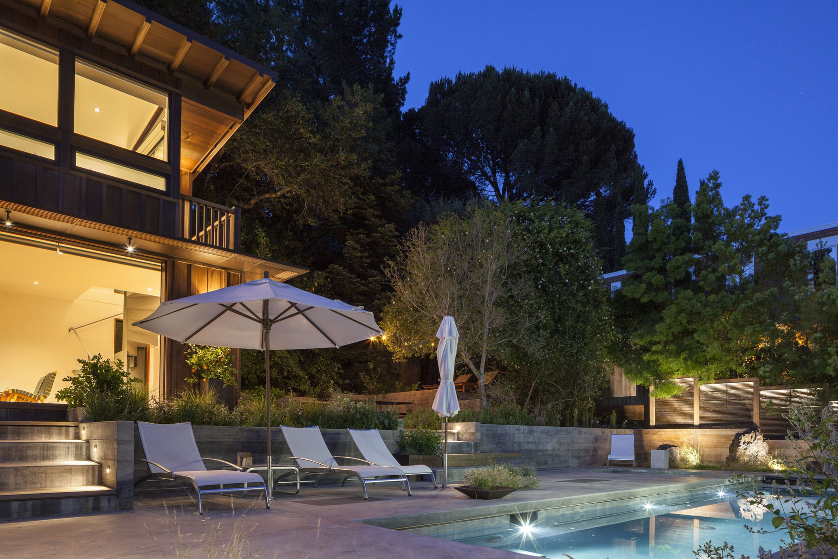 A Rustic Modern House with Pool Terrace and Garage with Green Roof in San Rafael by Feldman Architecture (12)