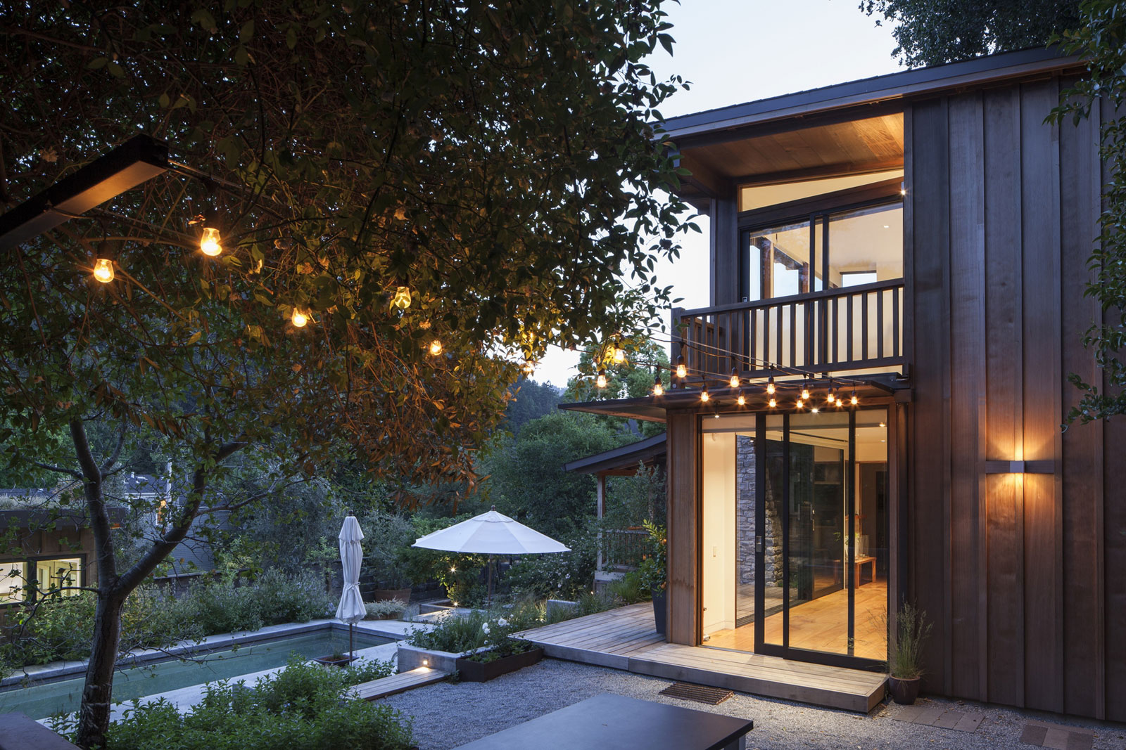 A Rustic Modern House with Pool Terrace and Garage with Green Roof in San Rafael by Feldman Architecture (14)