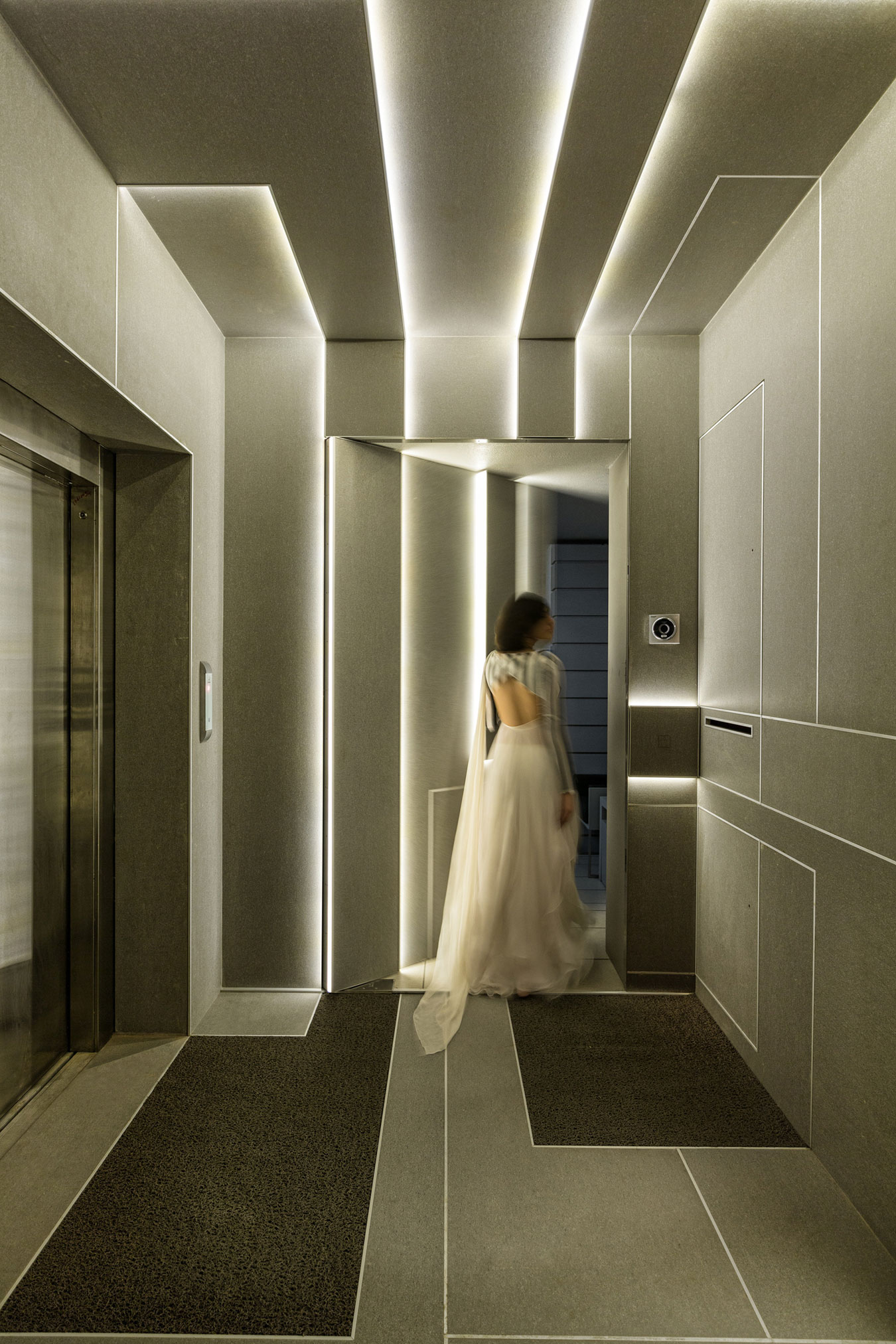 A Lavish Modern Penthouse with Futuristic Interiors in the Indian City of Ahmedabad by Apical Reform (11)