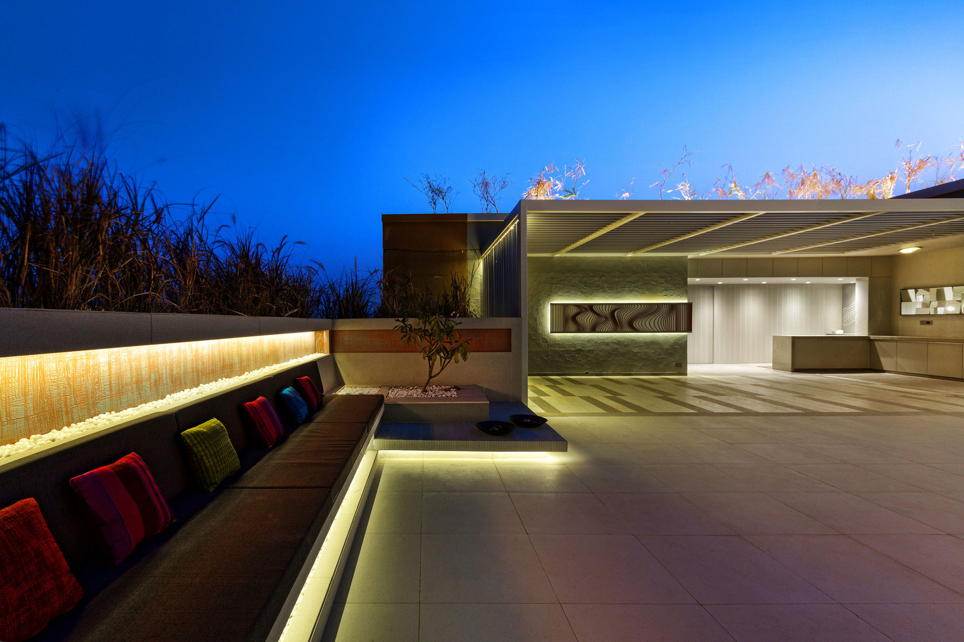 A Lavish Modern Penthouse with Futuristic Interiors in the Indian City of Ahmedabad by Apical Reform (12)