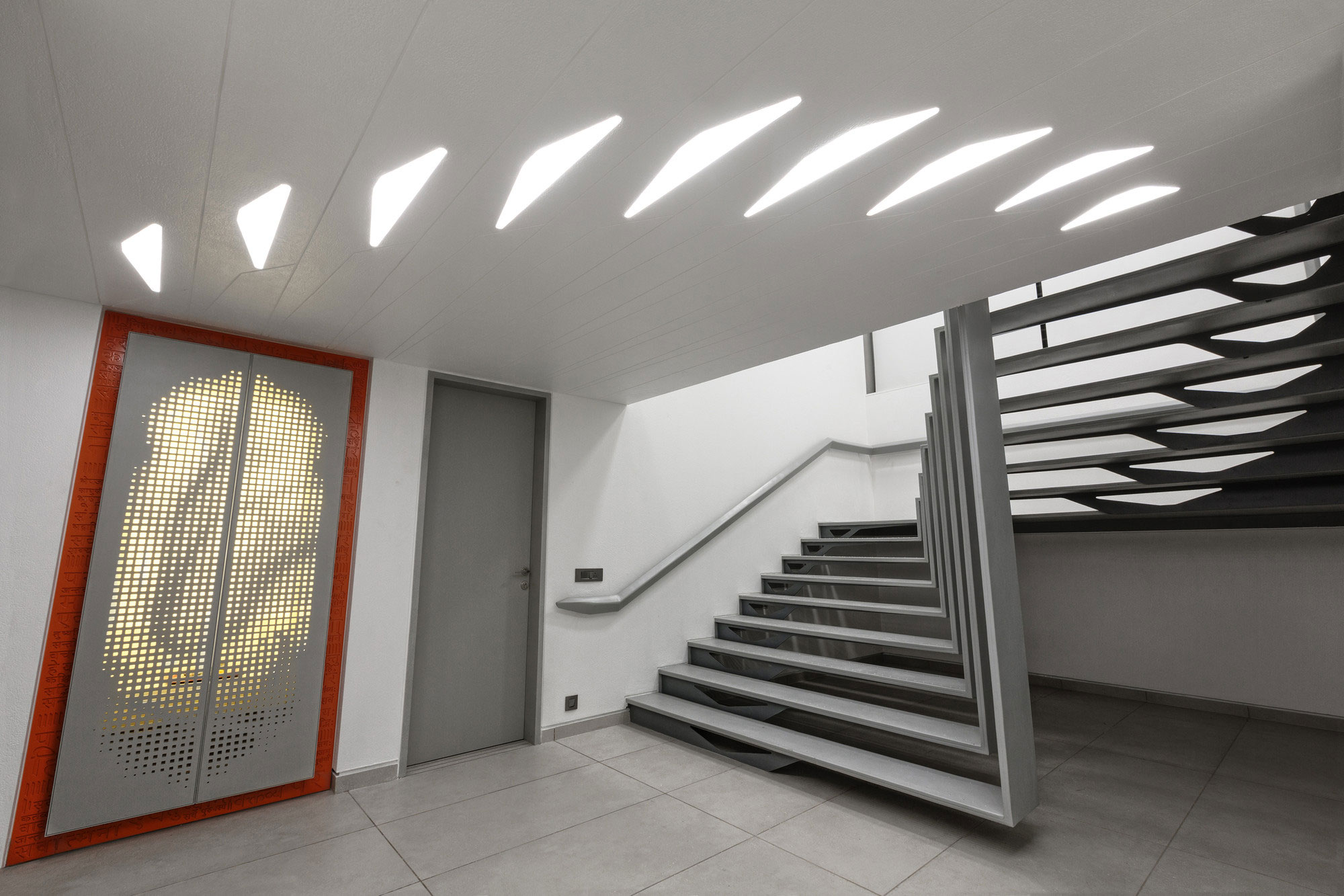 A Lavish Modern Penthouse with Futuristic Interiors in the Indian City of Ahmedabad by Apical Reform (7)