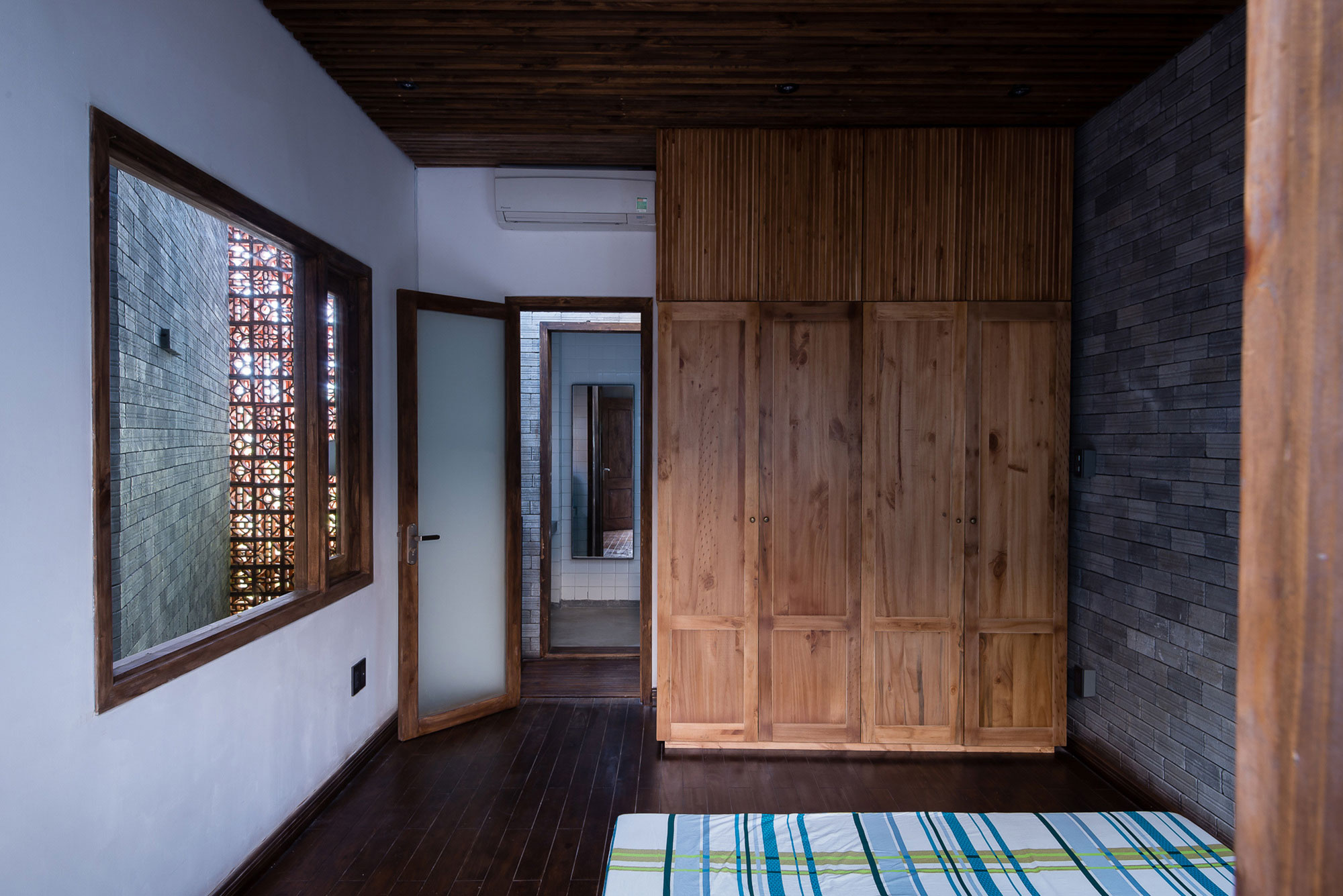 A Light-Filled Contemporary Home for Three Buddhists in Ho Chi Minh, Vietnam by H.A (15)
