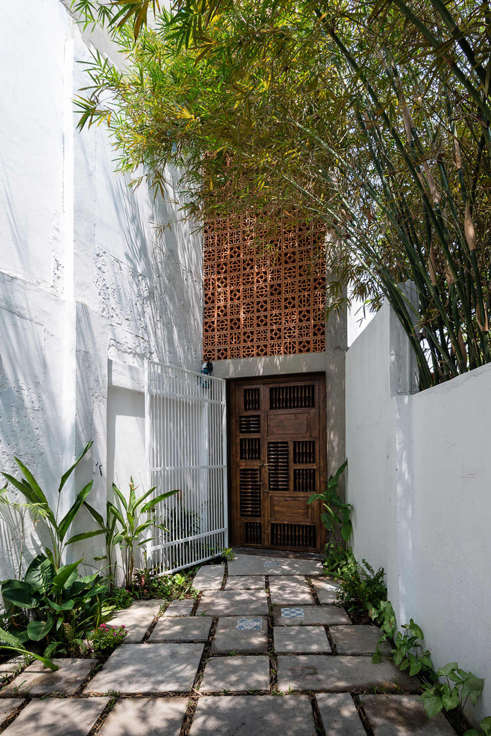 A Light-Filled Contemporary Home for Three Buddhists in Ho Chi Minh, Vietnam by H.A (21)
