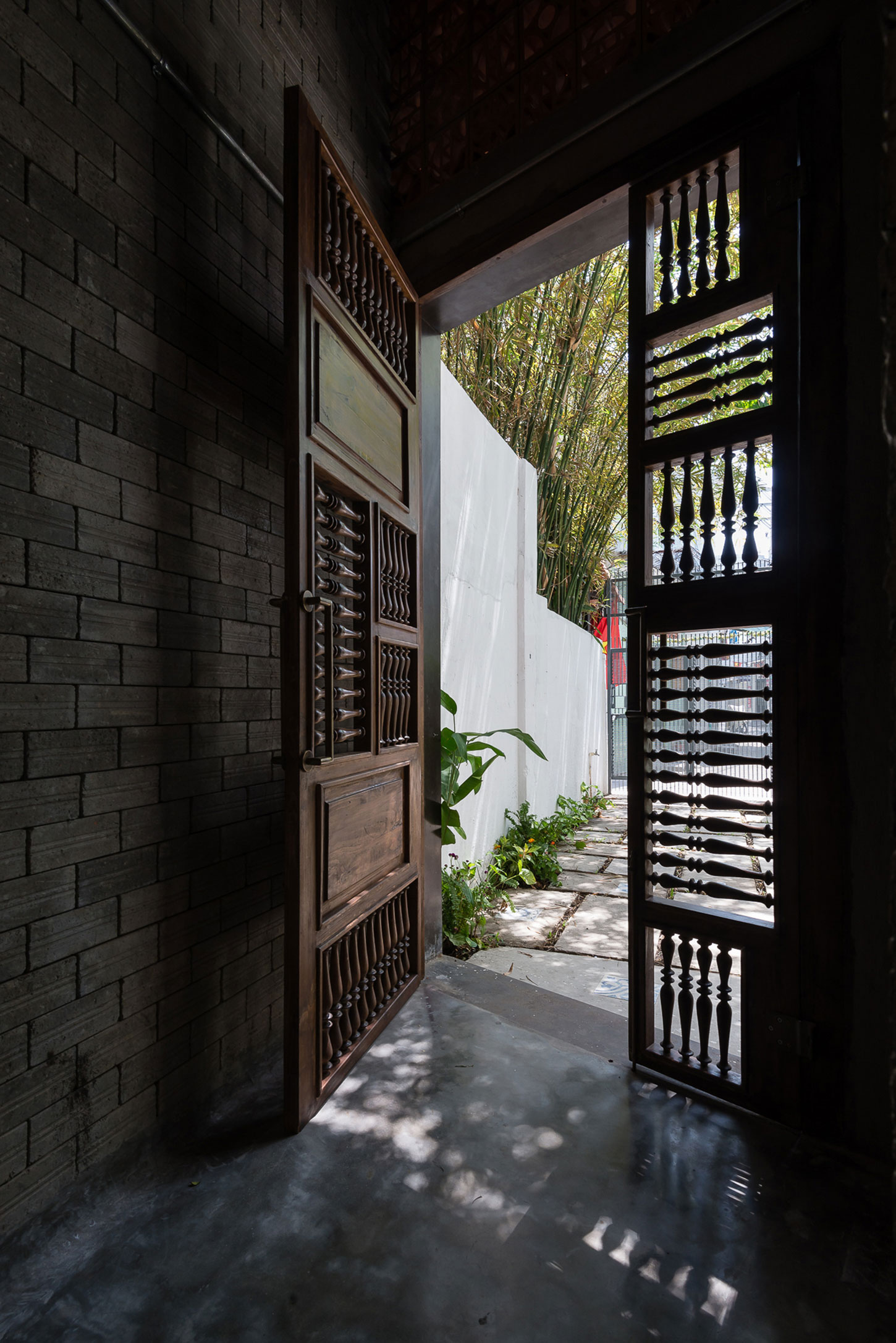 A Light-Filled Contemporary Home for Three Buddhists in Ho Chi Minh, Vietnam by H.A (22)