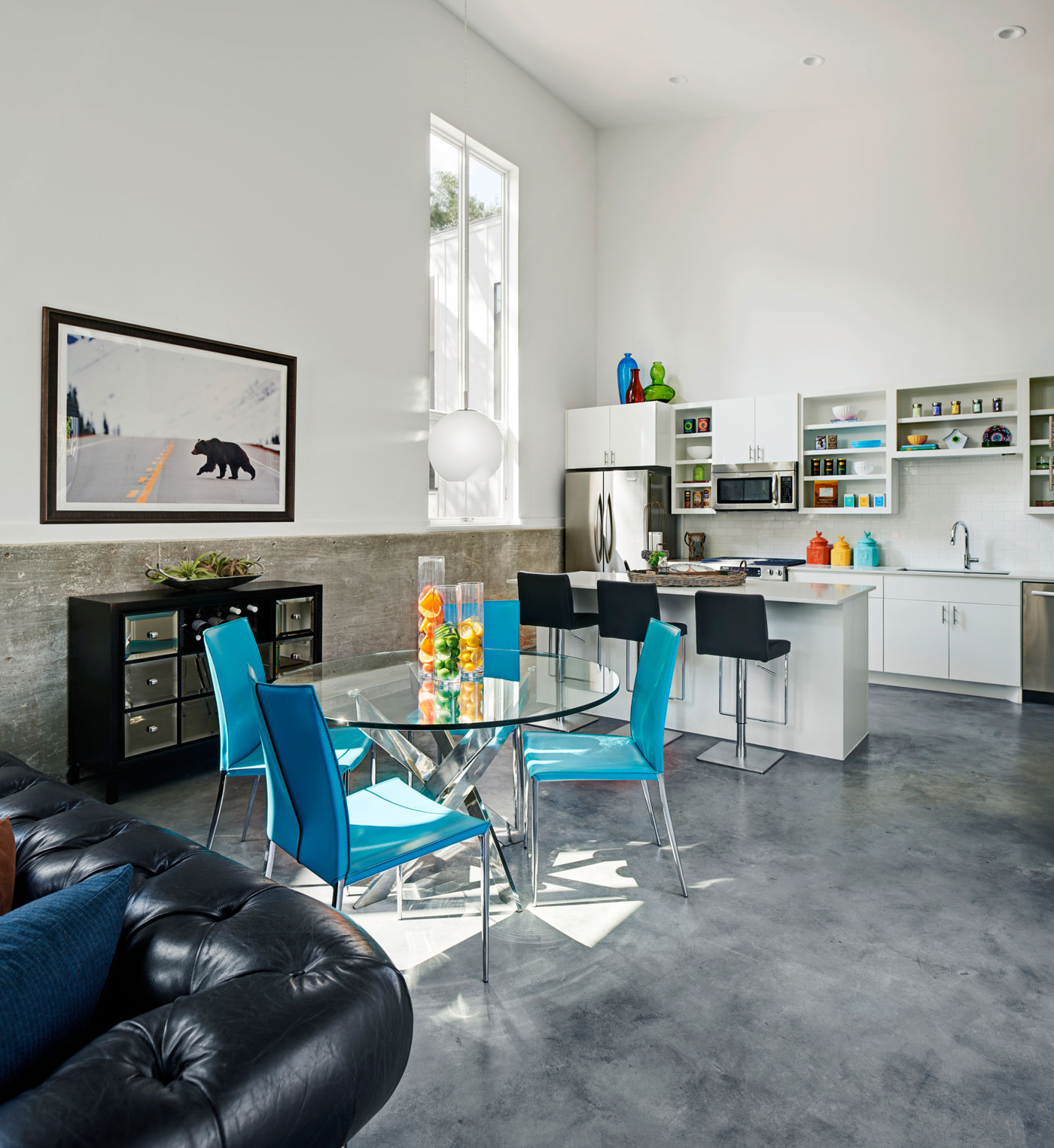 A Light and Bright Contemporary Home Surrounded by Lush Vegetation in Austin, Texas by Derrington Building Studio (10)