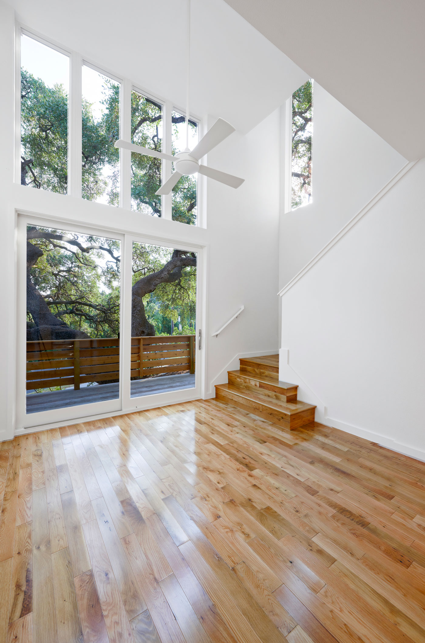 A Light and Bright Contemporary Home Surrounded by Lush Vegetation in Austin, Texas by Derrington Building Studio (11)