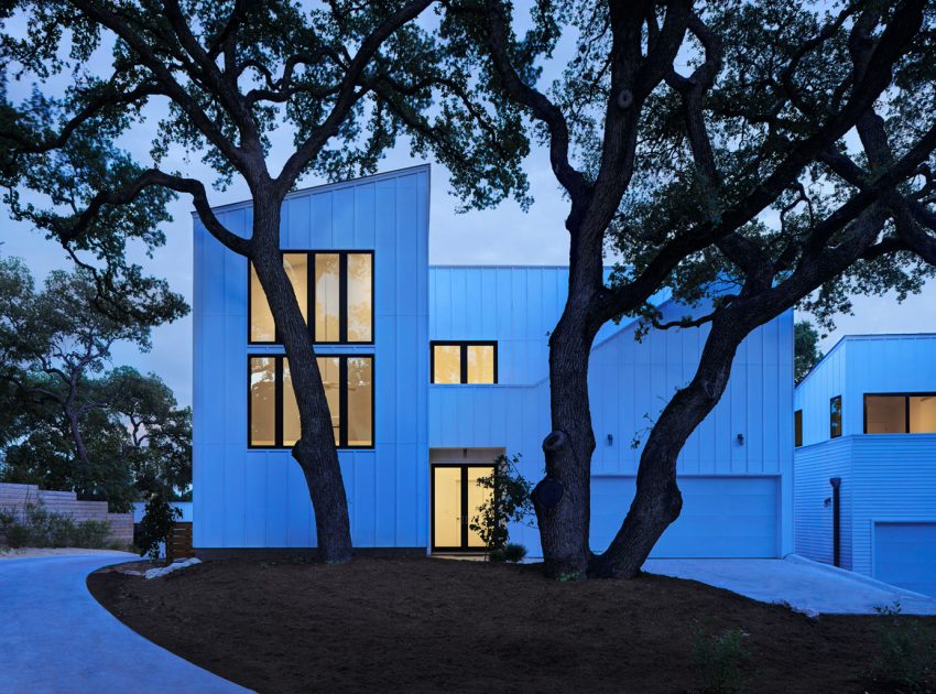 A Light and Bright Contemporary Home Surrounded by Lush Vegetation in Austin, Texas by Derrington Building Studio (12)