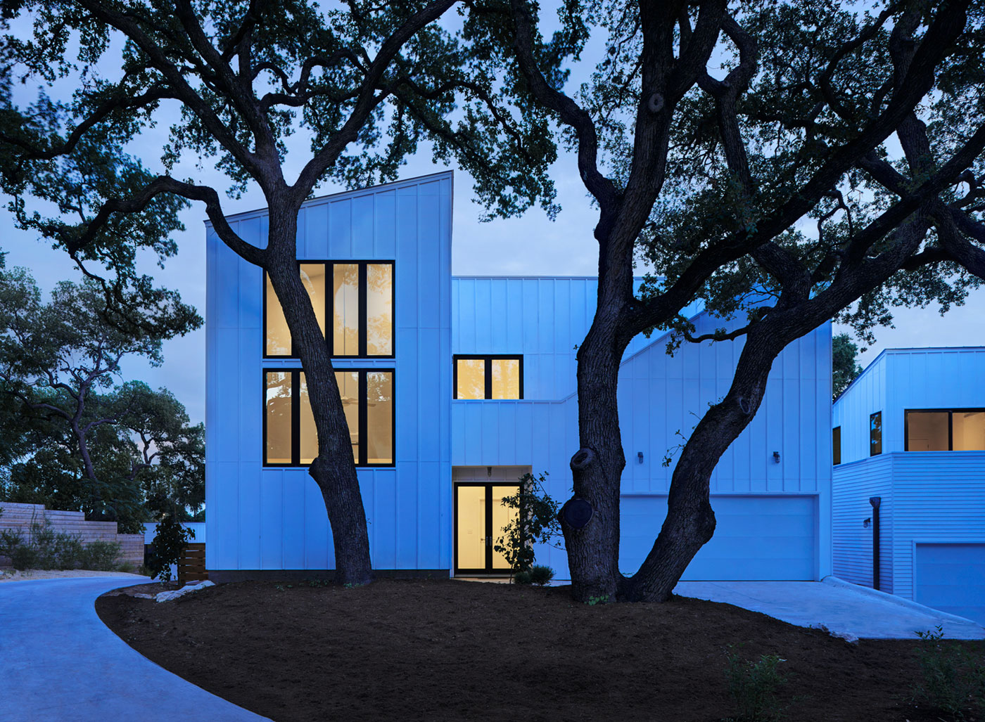 A Light and Bright Contemporary Home Surrounded by Lush Vegetation in Austin, Texas by Derrington Building Studio (12)