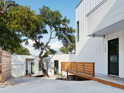 A Light and Bright Contemporary Home Surrounded by Lush Vegetation in Austin, Texas by Derrington Building Studio (2)