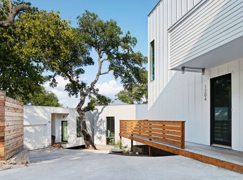 A Light and Bright Contemporary Home Surrounded by Lush Vegetation in Austin, Texas by Derrington Building Studio (2)