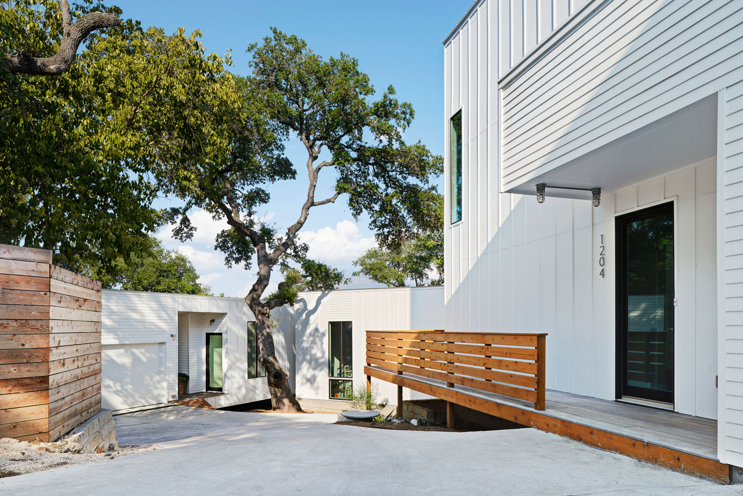 A Light and Bright Contemporary Home Surrounded by Lush Vegetation in Austin, Texas by Derrington Building Studio (2)