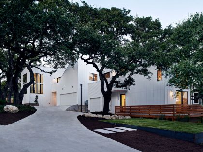 A Light and Bright Contemporary Home Surrounded by Lush Vegetation in Austin, Texas by Derrington Building Studio (3)