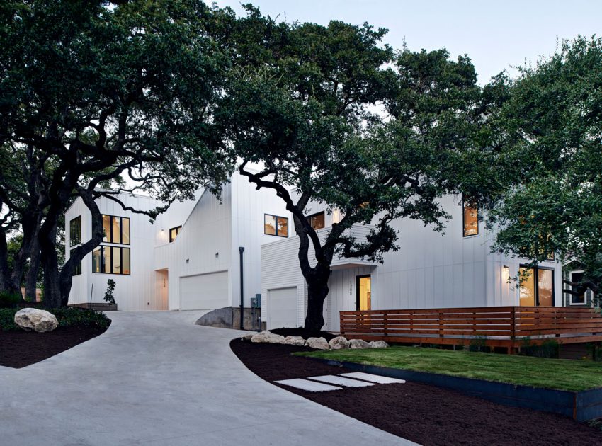 A Light and Bright Contemporary Home Surrounded by Lush Vegetation in Austin, Texas by Derrington Building Studio (3)
