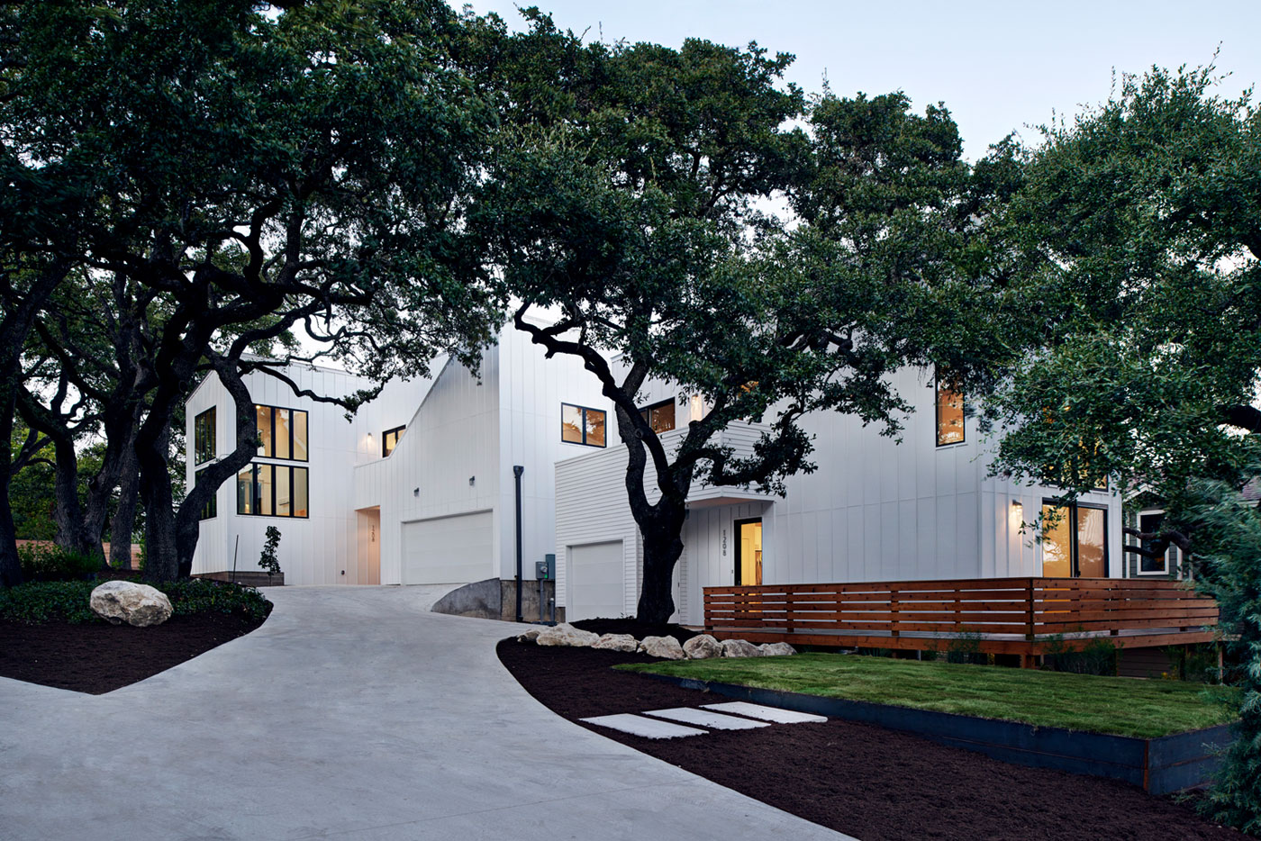 A Light and Bright Contemporary Home Surrounded by Lush Vegetation in Austin, Texas by Derrington Building Studio (3)