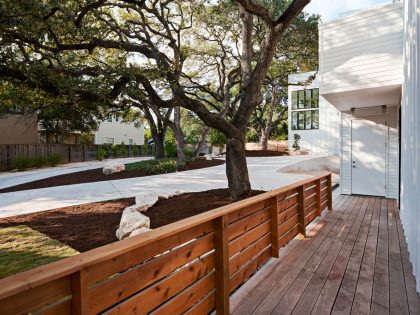 A Light and Bright Contemporary Home Surrounded by Lush Vegetation in Austin, Texas by Derrington Building Studio (4)