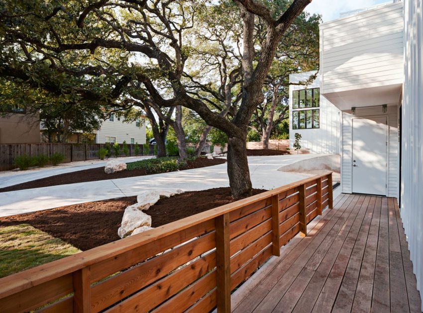 A Light and Bright Contemporary Home Surrounded by Lush Vegetation in Austin, Texas by Derrington Building Studio (4)