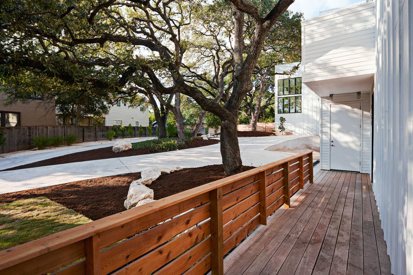 A Light and Bright Contemporary Home Surrounded by Lush Vegetation in Austin, Texas by Derrington Building Studio (4)