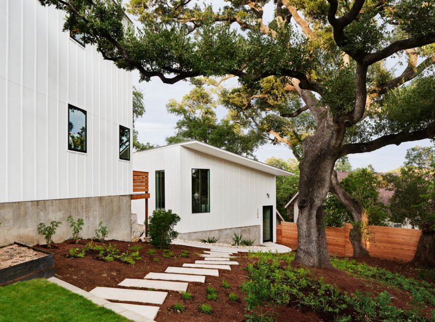 A Light and Bright Contemporary Home Surrounded by Lush Vegetation in Austin, Texas by Derrington Building Studio (5)