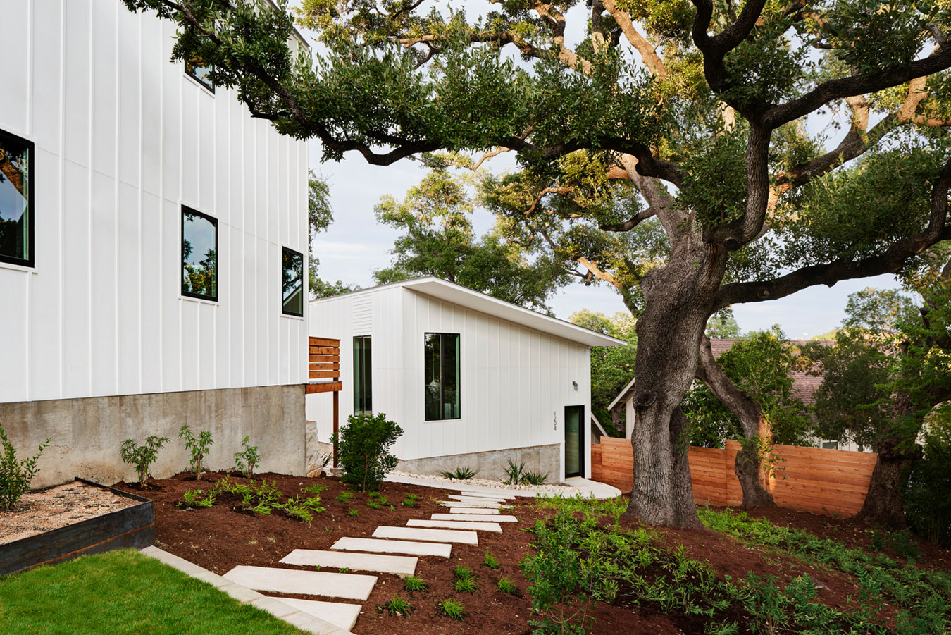 A Light and Bright Contemporary Home Surrounded by Lush Vegetation in Austin, Texas by Derrington Building Studio (5)