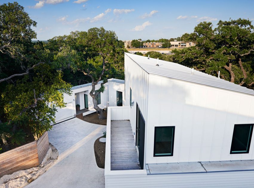 A Light and Bright Contemporary Home Surrounded by Lush Vegetation in Austin, Texas by Derrington Building Studio (6)