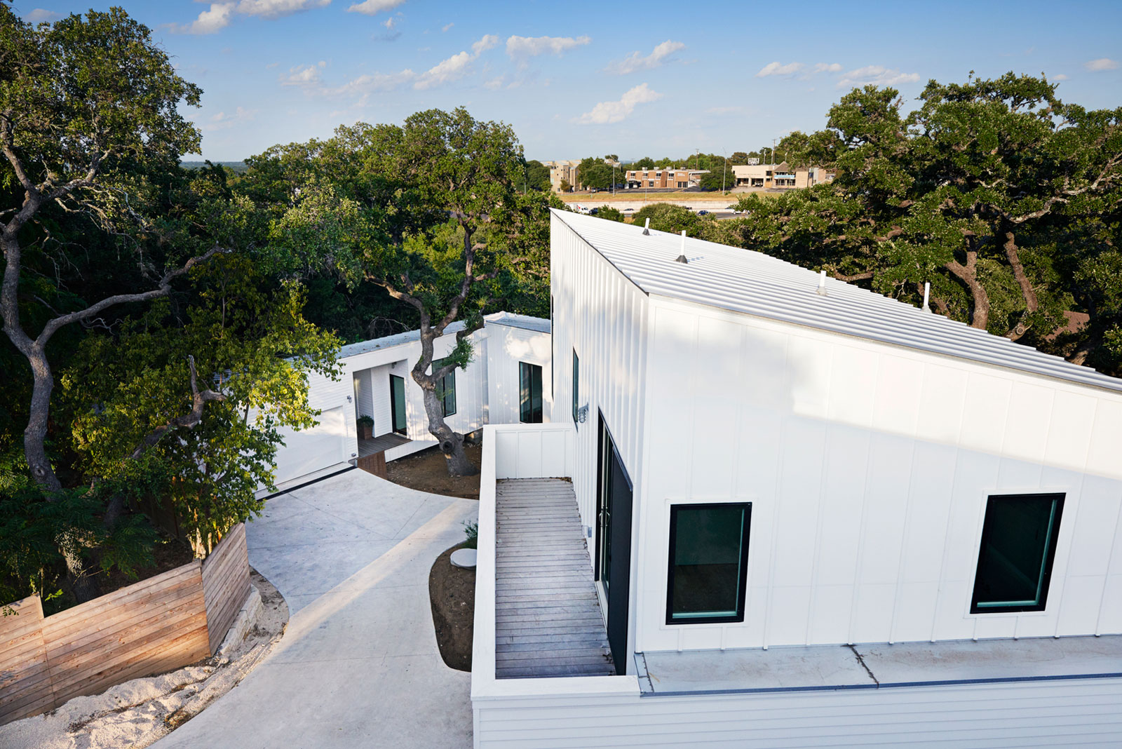 A Light and Bright Contemporary Home Surrounded by Lush Vegetation in Austin, Texas by Derrington Building Studio (6)