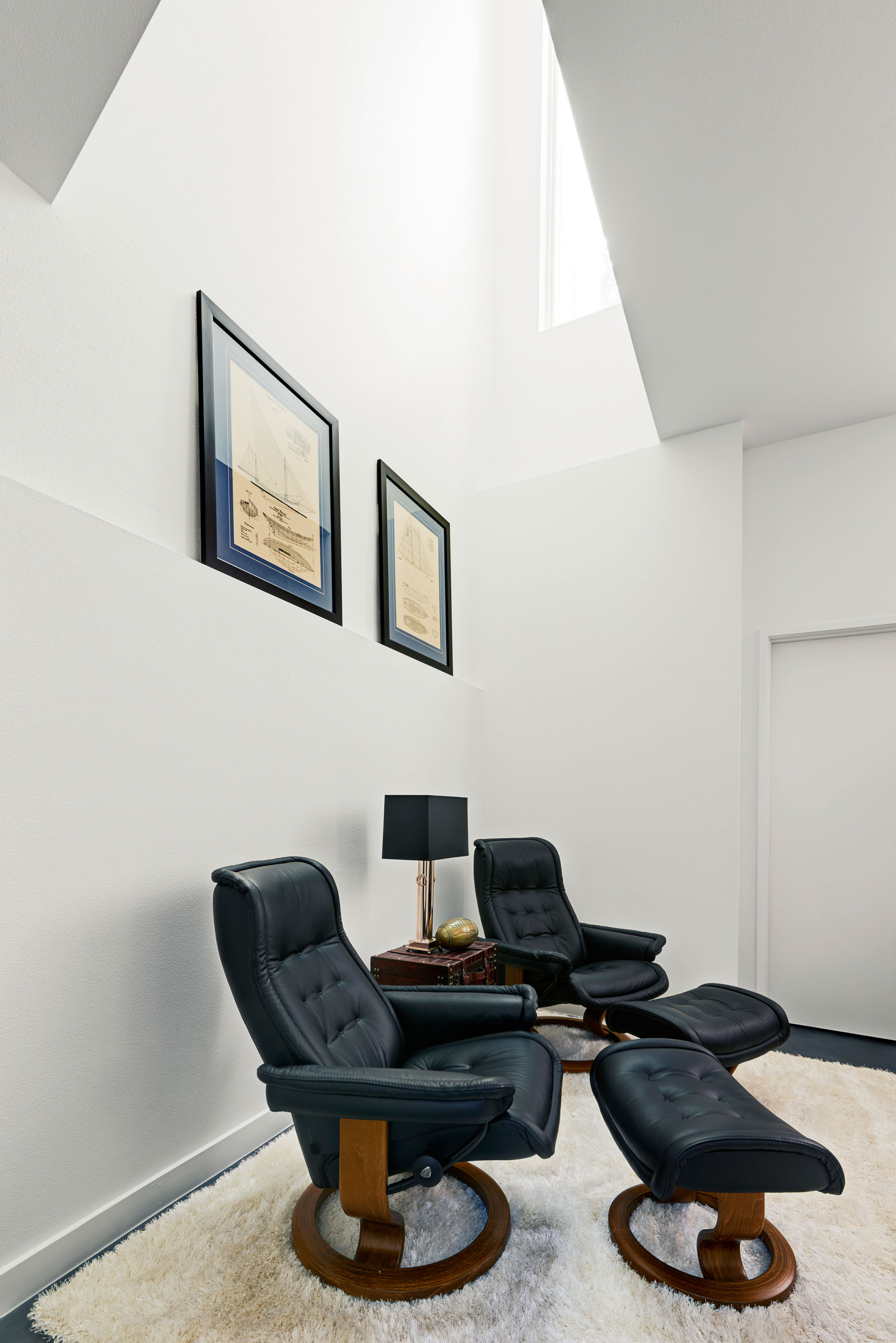 A Light and Bright Contemporary Home Surrounded by Lush Vegetation in Austin, Texas by Derrington Building Studio (9)