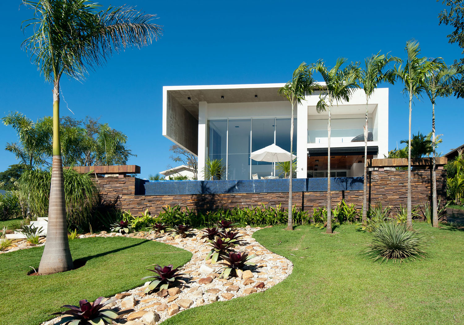 A Luminous Contemporary Home for a Young Couple with Two Children in Goiás by Dayala + Rafael Arquitetura (1)