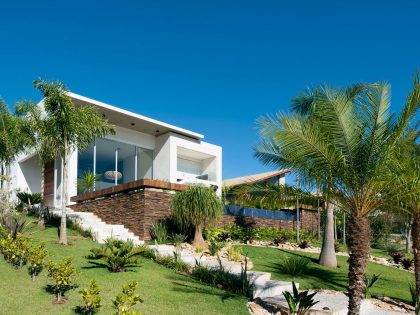 A Luminous Contemporary Home for a Young Couple with Two Children in Goiás by Dayala + Rafael Arquitetura (2)