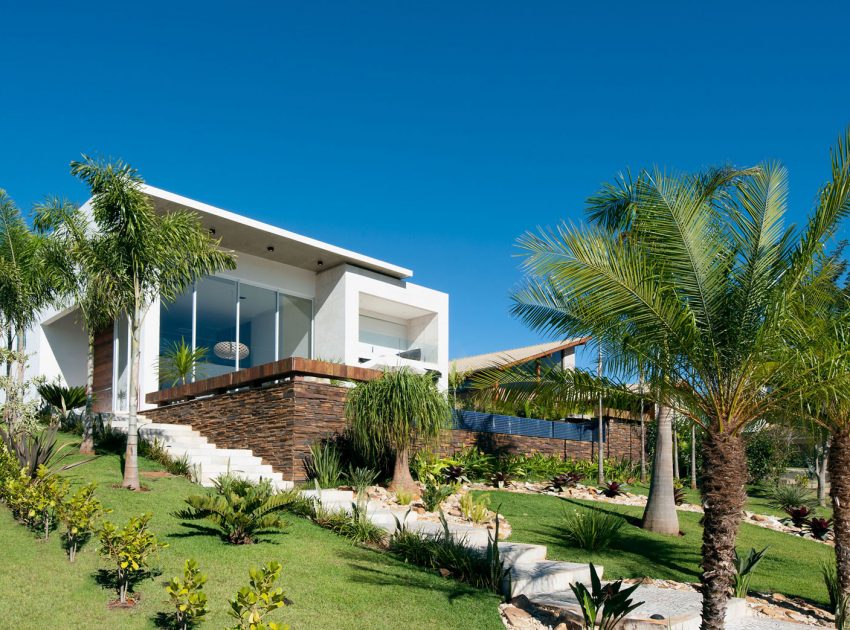 A Luminous Contemporary Home for a Young Couple with Two Children in Goiás by Dayala + Rafael Arquitetura (2)