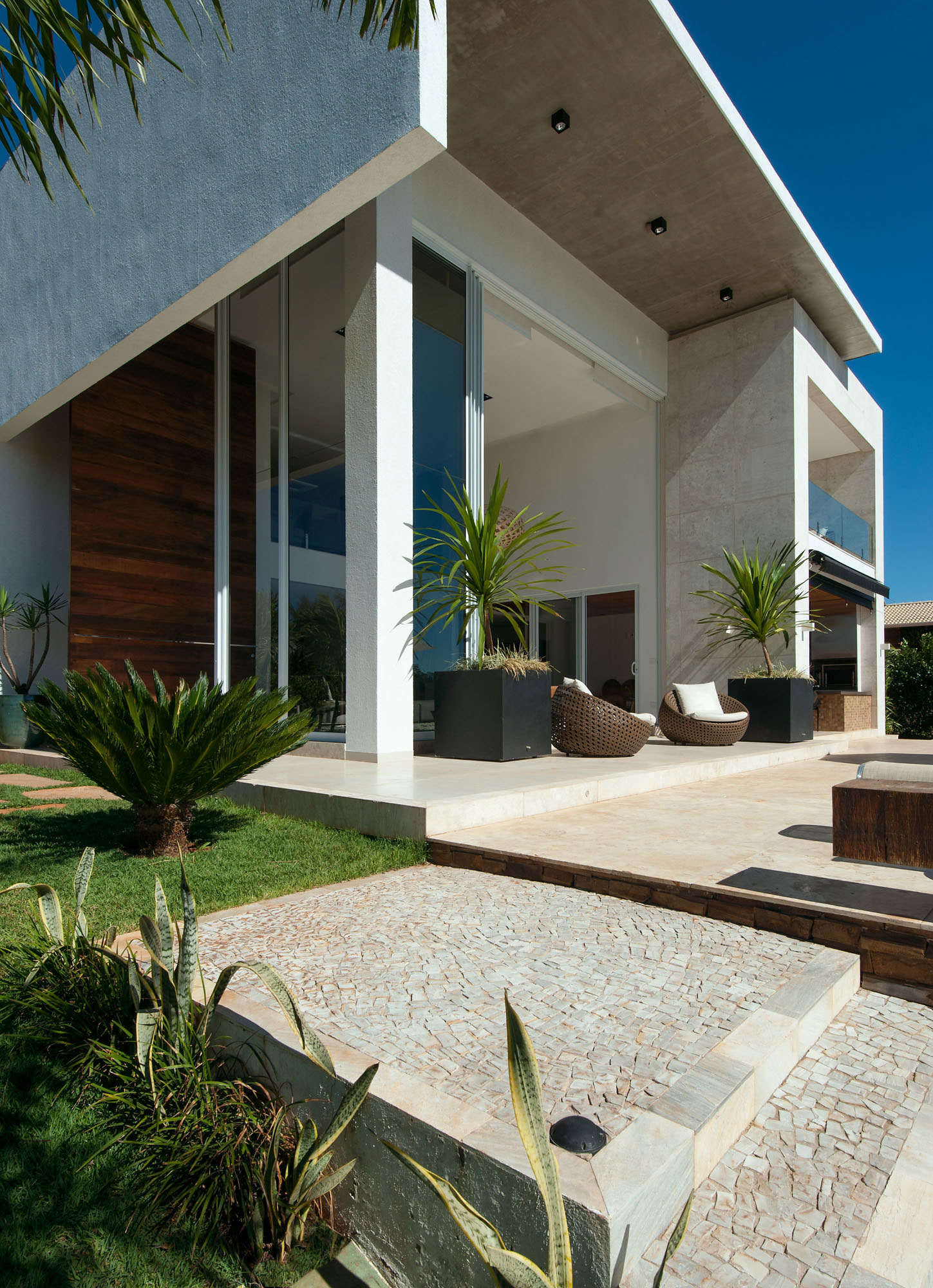 A Luminous Contemporary Home for a Young Couple with Two Children in Goiás by Dayala + Rafael Arquitetura (6)