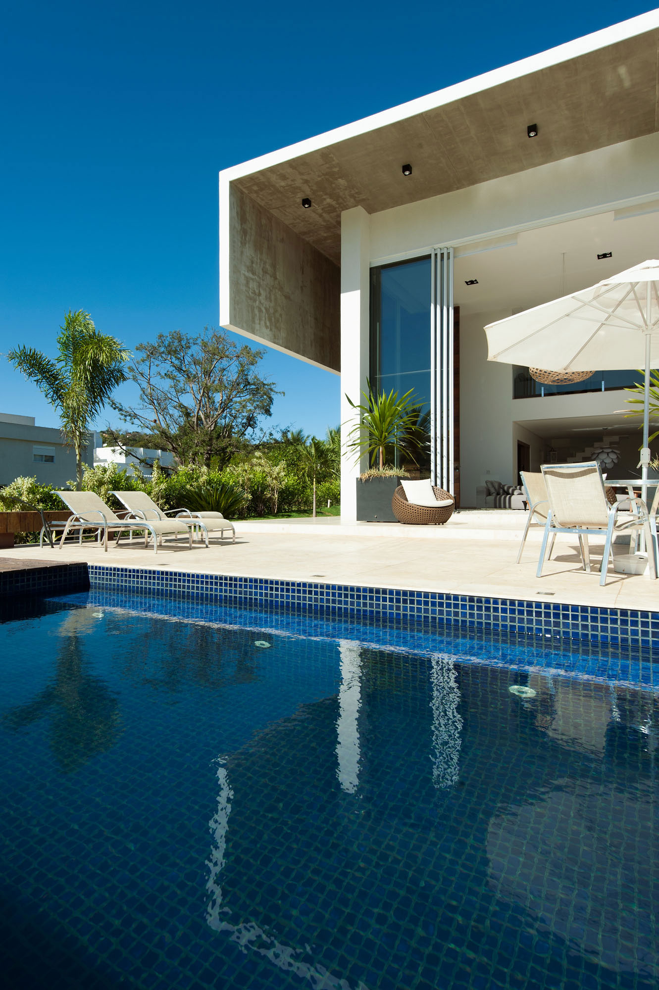 A Luminous Contemporary Home for a Young Couple with Two Children in Goiás by Dayala + Rafael Arquitetura (7)