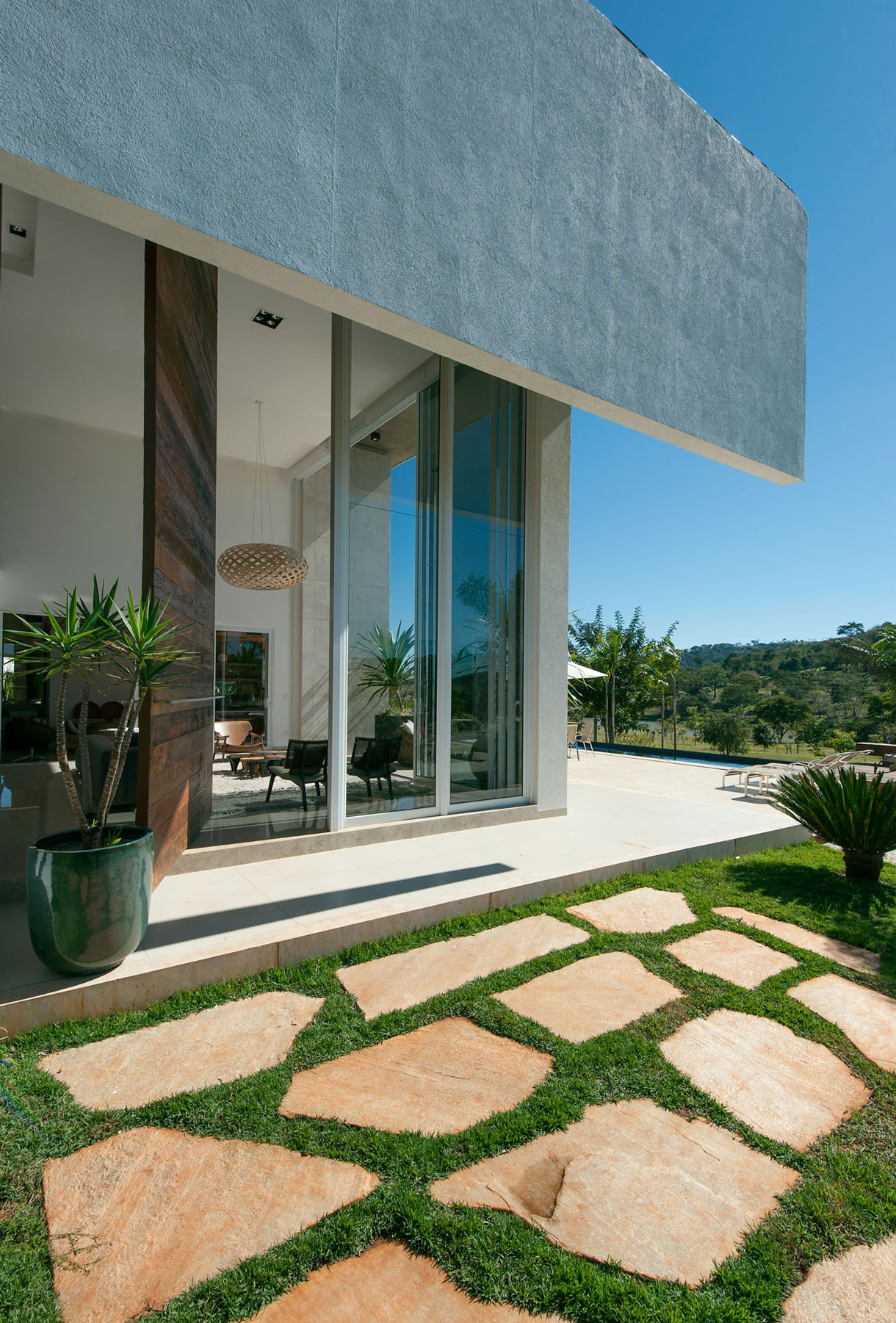 A Luminous Contemporary Home for a Young Couple with Two Children in Goiás by Dayala + Rafael Arquitetura (8)