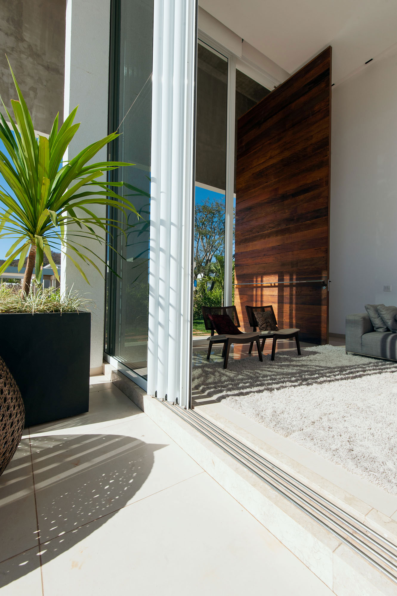 A Luminous Contemporary Home for a Young Couple with Two Children in Goiás by Dayala + Rafael Arquitetura (9)