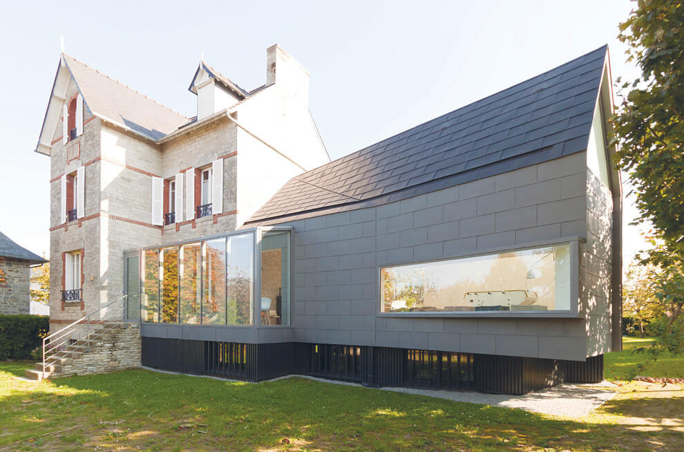 A Luminous Contemporary Home with Stunning Living Room in Saint-Cast-le-Guildo, France by Feld Architecture (1)