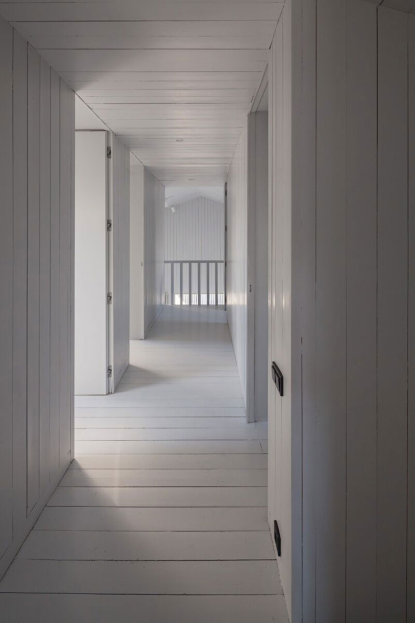 A Crisp, Bright and Monochrome Home for the Architect and His Family in Moscow by Alexey Ilyin (17)