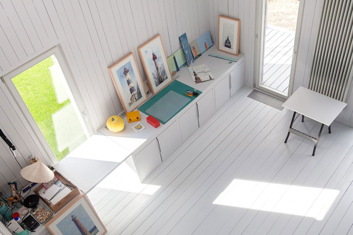 A Crisp, Bright and Monochrome Home for the Architect and His Family in Moscow by Alexey Ilyin (24)