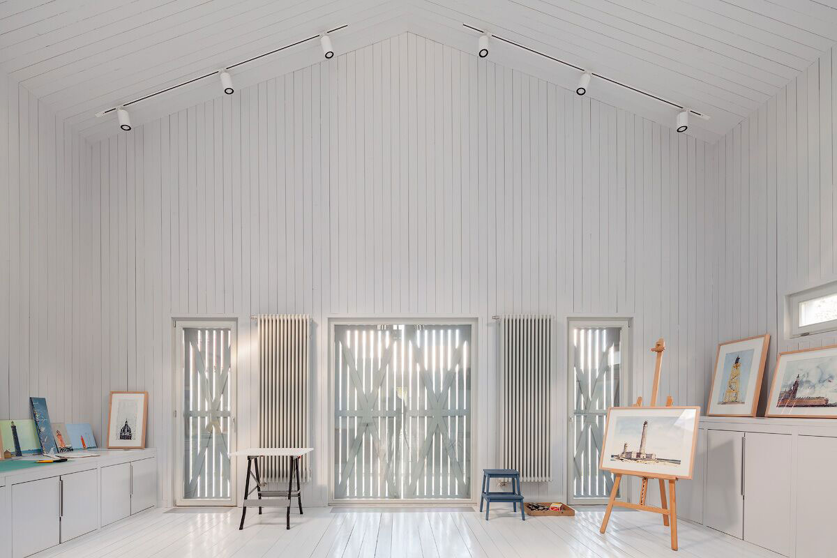 A Crisp, Bright and Monochrome Home for the Architect and His Family in Moscow by Alexey Ilyin (28)