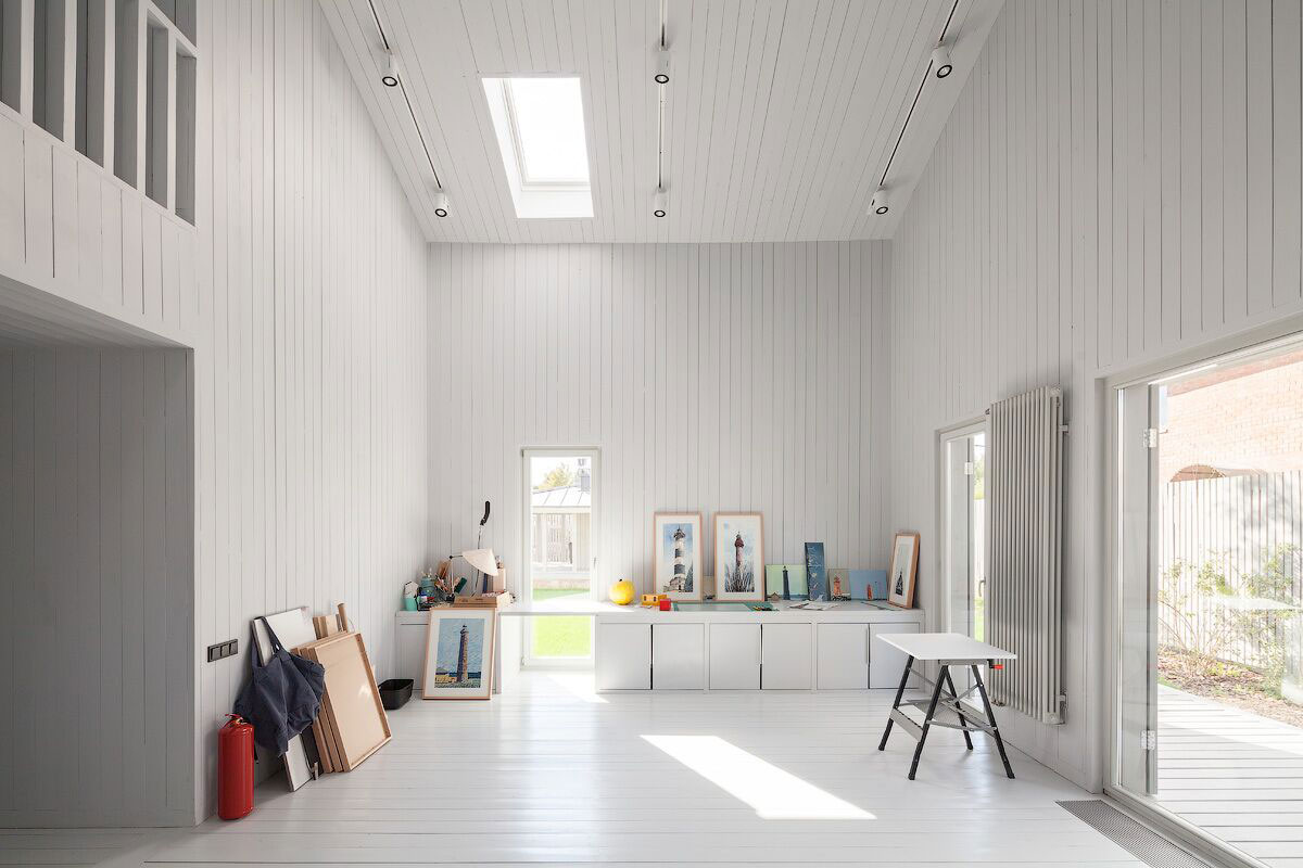 A Crisp, Bright and Monochrome Home for the Architect and His Family in Moscow by Alexey Ilyin (29)