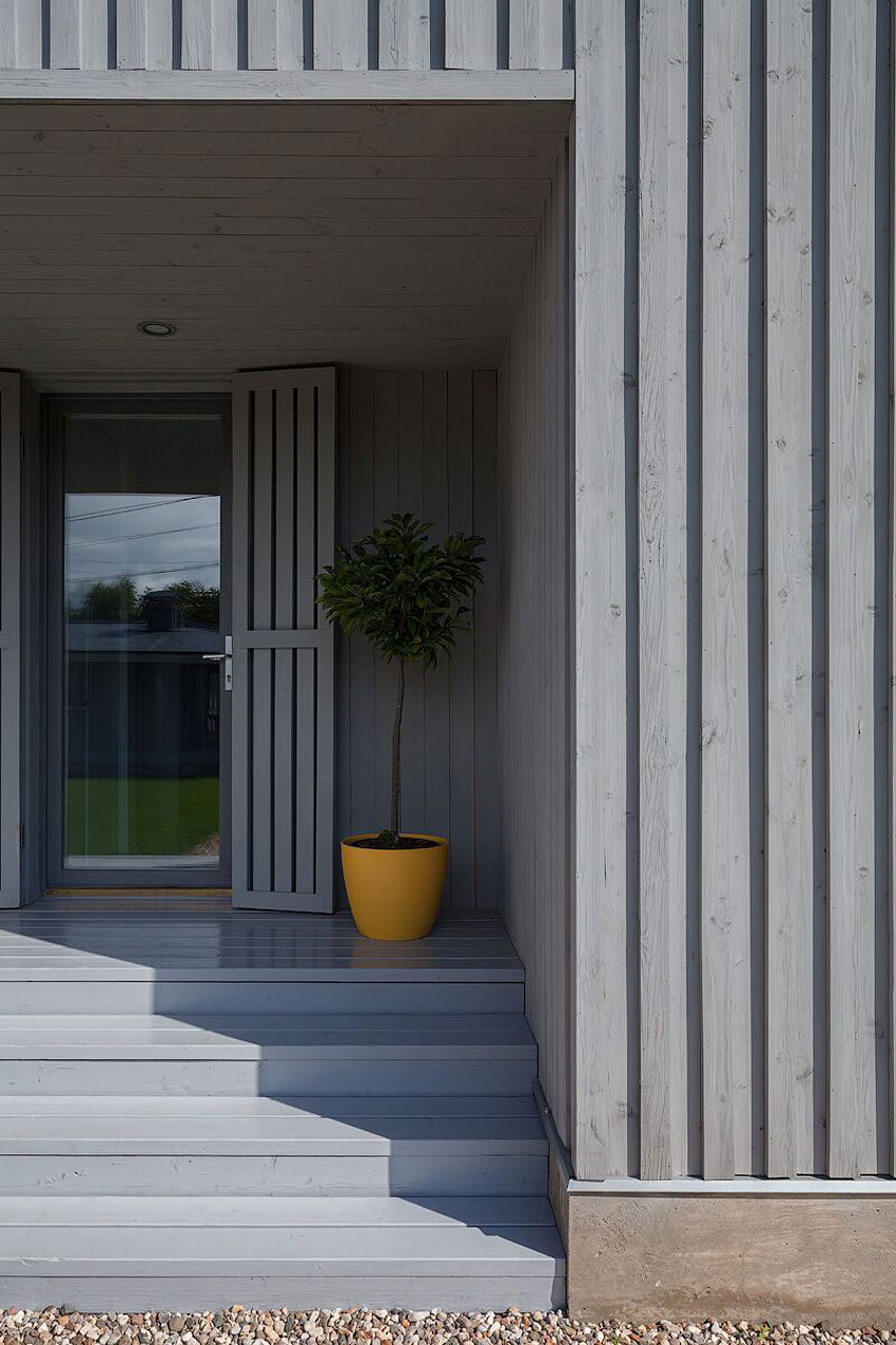 A Crisp, Bright and Monochrome Home for the Architect and His Family in Moscow by Alexey Ilyin (3)