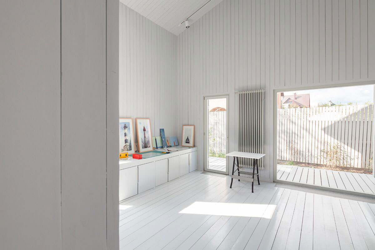 A Crisp, Bright and Monochrome Home for the Architect and His Family in Moscow by Alexey Ilyin (31)