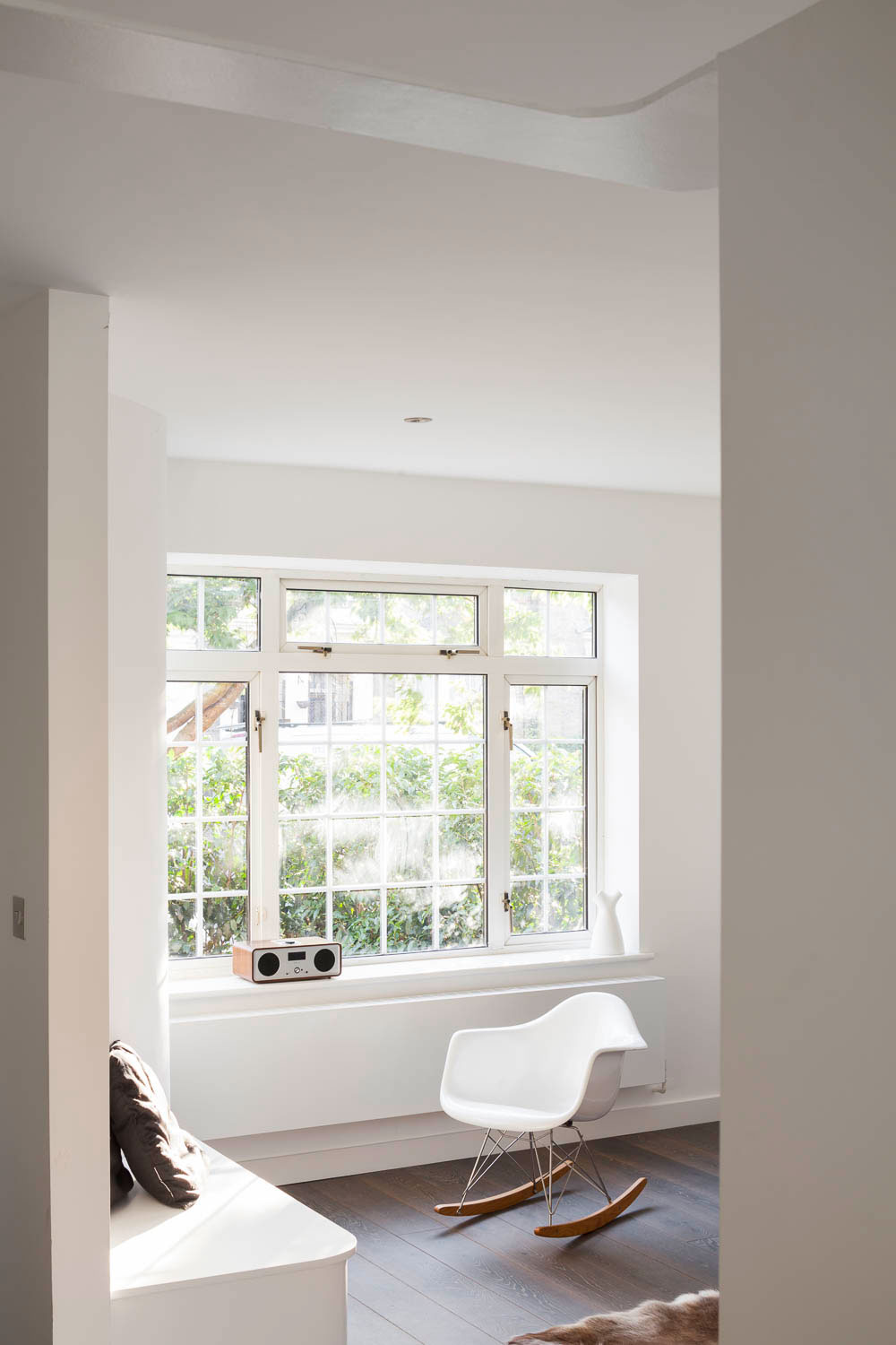 A Luminous Semi-Detached Home with Welcoming and Functionality Interiors in London by Scenario Architecture (10)