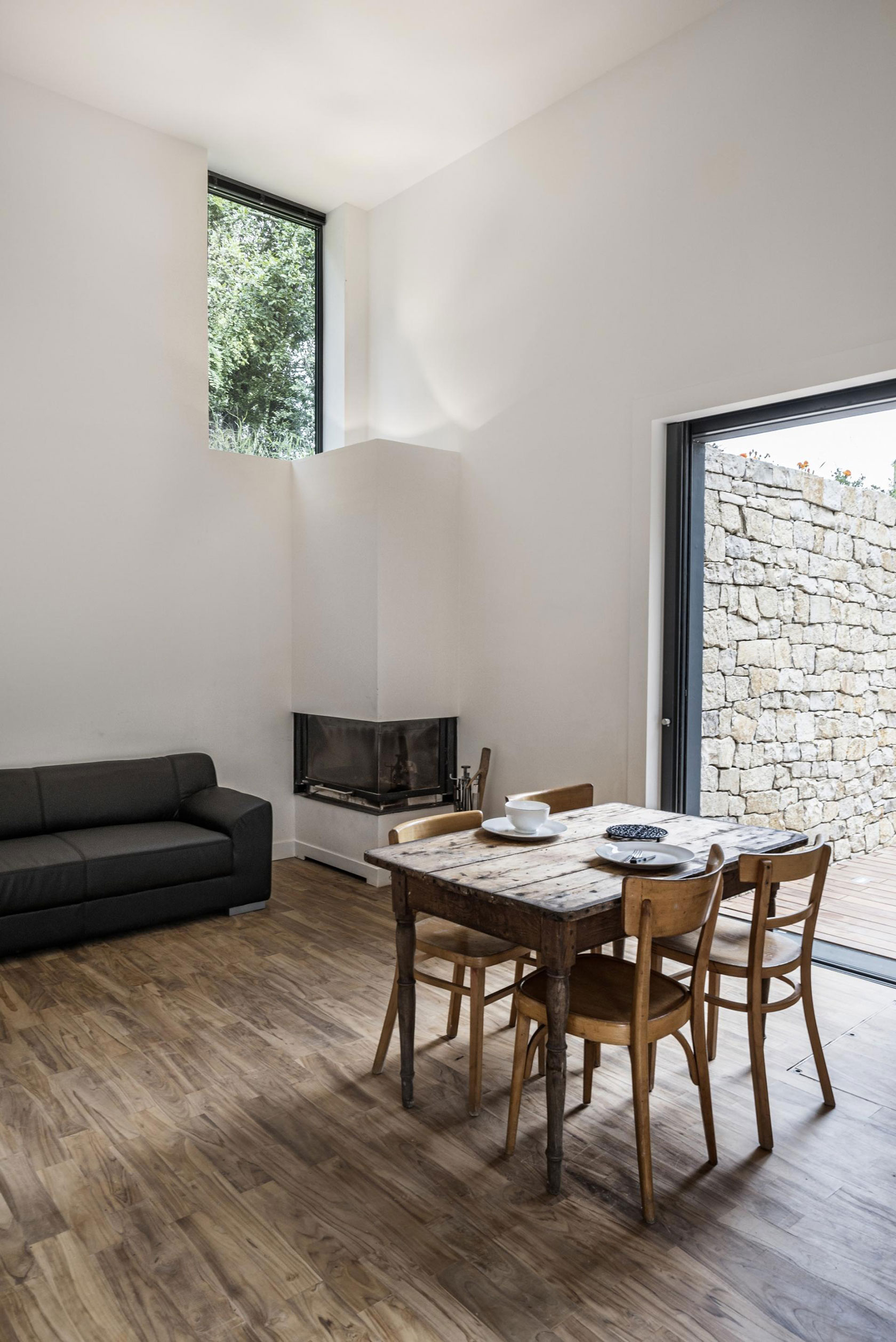 A Luminous and Elegant Contemporary Rural Home in Sclos de Contes, France by Cyril Chenebeau Architecte (16)